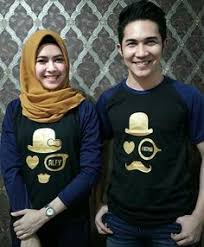 Apalagi sekarang banyak baju batik yang di desain dengan desain couple agar terlihat serasi dengan para pasangan penggunanya. 33 Ide Kaos Couple Kaos Desain Pakaian Hangat