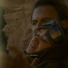 Jj Und Kiara Umarmen Und Die Freunde Im Hintergrund