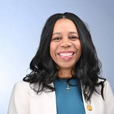 Leslie White's Instagram, Twitter & Facebook