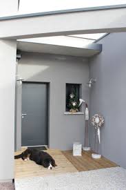 Une Porte D Entree En Aluminium Anthracite Entree Maison Moderne Entree Moderne Porte Entree Vitree