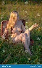 La Mujer Desnuda Me Sienta Agraciado En La Maleta Abierta En La Hierba Foto  de archivo - Imagen de atractivo, sentada: 85044876