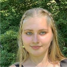 Stephanie Meads's Instagram, Twitter & Facebook