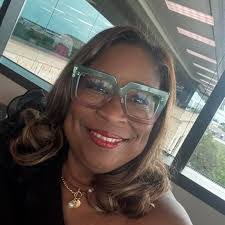 Lorraine Newton's Instagram, Twitter & Facebook