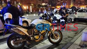 Σύμφωνα με μάρτυρες, έχουν τραυματιστεί δύο άτομα. 8essalonikh Panikos Apo Neoys Pyrobolismoys Sto Kentro