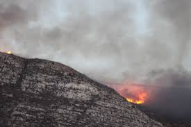 Σύμφωνα με την πυροσβεστική, η πυρκαγιά κατακαίει χορτολιβαδική έκταση. Fwtia Ta Nea Paroy Antiparoy