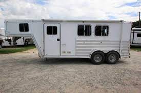 Some gooseneck horse trailers are difficult to tow because their flat face comes dangerously close to the rear truck cab during tight turns. Used 2008 Featherlite 2 Horse Trailer With Living Quarters Dixie Horse Mule Co