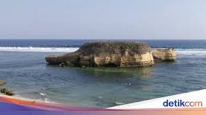 Untuk biaya parkirnya, para pengunjung akan dikenakan biaya sesuai kendaraan yang digunakan. Pantai Kura Kura Ekas Buana Surga Tersembunyi Di Antara Dua Bukit