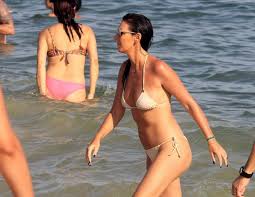 A ex bbb10 esbanjou gostosura para a lentes. Jornalista Da Globo Aparece Em Banho De Mar E Exibe Corpao Com Biquini Branco