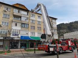 Orasul de 105.000 locuitori in 2006, este resedinta judetului neamt si datorita frumusetii arhitectonice. Piatra NeamÅ£ Acoperis De Bloc In Pericol SÄƒ CadÄƒ IntervenÅ£ie A Pompierilor Monitorul De NeamÈ› È™i Roman