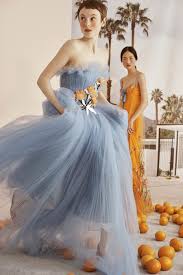 Harper's bazaar participa en varios programas de afiliación de marketing, lo que significa que harper's bazaar recibe comisiones de las compras hechas a través de los links a sitios de los vendedores. Carolina Herrera Resort 2019 Una Coleccion Que Queremos Enterita