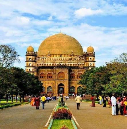 This is the Gumbaz in Srirangapatna, Karnataka, India. 🇮🇳 It is the mausoleum of Tipu Sultan, the ruler of the Kingdom of Mysore.
