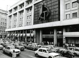 Gelegen in einem filetstück der stadt, an der feinen französischen straße in mitte mit edelboutiquen und prachtkaufhäusern, verteilt es sich über 29.000 quadratmeter auf sieben geschossen. Das Russische Haus In Berlin Wird 35 News Dg