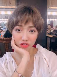 Nữ nghệ sĩ hài diệu nhi đã có màn lột xác ngoại mục về nhan sắc cũng như khả năng diễn xuất hình tượng nhân vật tưng tửng, hài hước được mọi người yêu thích luôn gắn liền với diệu nhi qua. Diá»‡u Nhi Tá»« Bay Giá» Hay Gá»i La Nhi Toc Ngáº¯n Minishow Facebook