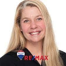 Janis Coon's Instagram, Twitter & Facebook