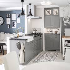 Cuisine aménagée comme un bar cuisine aménagée avec îlot central à deux niveaux cuisine aménagée dans une structure en verrière Cuisines Metod Finition Bodbyn Gris Ikea Interieur Moderne De Cuisine Idee Deco Appartement Interieur Maison Design