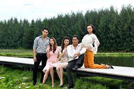 เรือง ได้มาทำงานอยู่กับ กำนันเกรียง กำนันผู้ใช้หน้าที่การงานในทางที่ผิดเพื่อสร้างประโยชน์แก่ตนเอง เขาออกเงินดอกเงินกู้ให้พวก. à¹€à¸§à¸£à¸²à¸­à¸²à¸†à¸²à¸• à¹€à¸£ à¸­à¸‡à¸¢ à¸­à¹€à¸§à¸£à¸²à¸­à¸²à¸†à¸²à¸•