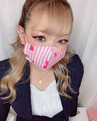 みかん バーレスク東京 on instagram その2 ピンクストライプ 可愛らしいマスクなのであえてスーツに合わせてみました ただ単にちょうど良い服が思い付かなかったのは秘密 銀行員時代に通勤で着てたお気に入りのスーツです sleep eye mask beauty