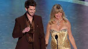 Goldie Hawn jokes she can't read the nominees during Oscars presentation  with Andrew Garfield - YouTube