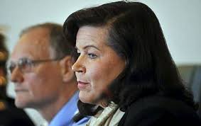 Ministeri Anne Holmlund puolustaa ampumaharrastajia