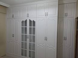 Sürgülü kapıları ve minimal tasarımıyla modern bir gardrop modelidir. Gardrop Detsa Ahsap Mobilya Dekorasyon Mobilya Tasarim Ozel Mobilya Ahsap Mobilya Mobilya