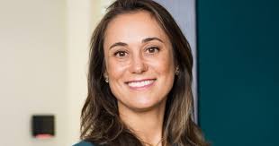 Brasileira nascida em BH recebe honraria centenária da família real  britânica