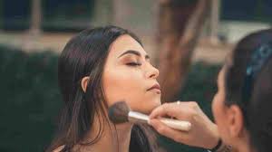 El sencillo truco de Clara Cervera, maquilladora, para levantar el párpado  caído y realzar la mirada a partir de los 45