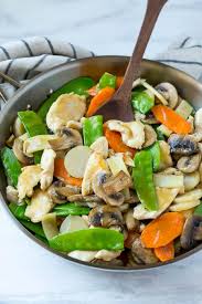 This Recipe For Moo Goo Gai Pan Is A Classic Dish Of Chicken And Vegetables Stir Fried With A Savory Sauce Pl Easy Chinese Recipes Food Chicken And Vegetables