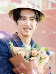 🆕️ • 251001 Lee Kwangsoo at the VIP premiere of movie <#LoveBarista> held  in Vietnam yesterday I'm swooning at his manners and fanservice~ 😍 📸  Dispatch Korea