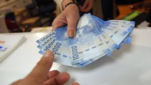 Para recibir el bono dueña de casa no es necesario postular, sin embargo, se debe cumplir con un requisito. Bono Duena De Casa Requisitos Beneficiarias Monto Y Link Para Cobrar El Aporte As Chile