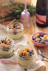 Triffle Aux Fruits Rosetime Triffle Aux Fruits De Saison Streusel Aux Amandes Et Romarin Alimentation Fruits De Saison Recettes De Cuisine