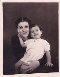 أم وابنتها في احد استديوهات التصوير بالقاهره خمسينات القرن الماضي Reem Egyptian Beauty Egyptian History History