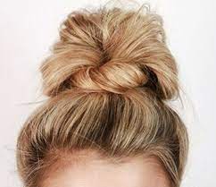 Chignon rapide et facile, étape 1 : Comment Faire Un Beau Chignon Le Guide Complet Tuto Chignon Facile Chignon Facile Chignon Cheveux Mi Long