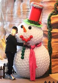 Pour réaliser votre bonhomme de neige, il faudra former deux boules en gobelet de tailles différentes. Faire Un Bonhomme De Neige Avec Des Gobelets En Plastique Page 2