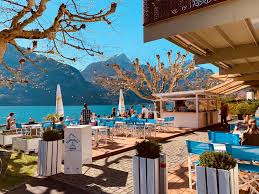 Para designar la 'acción o efecto de abrir algo físicamente'. Apertura Sonnendeck Ein Hotspot Am Ufer Des Unrnersee Bergblick Inklusive