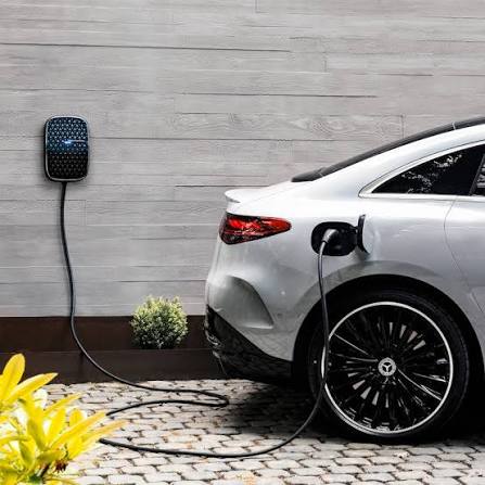 Auto Eléctrico EV HEV Cargando Enerix