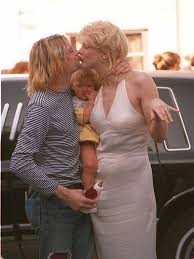 Courtney love, american singer, songwriter, guitarist, and actress best known for her influential rock band hole and for her troubled personal life, including her marriage to kurt cobain, front man for the alternative rock band nirvana. Kurt Cobain Und Courtney Love Geschichte Einer Tragischen Liebe