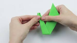 Selamat mencoba… jika penjelasan di atas tidak cukup jelas, silahkan menonton video mengenai cara membuat origami kamera di bawah ini. Cara Membuat Origami Angsa Tradisional 13 Langkah Dengan Gambar