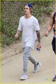 Bieber made his grammy stage debut alongside jaden smith and usher at the 53rd grammy awards, performing his hit baby. Justin Bieber Covers His Face Using Pillow Technique Again Justin Bieber Covers His Face W Justin Bieber Outfits Hairstyles Justin Bieber Justin Bieber Style