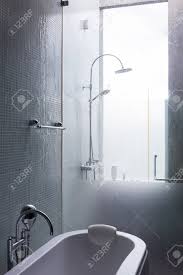 Doch was macht eine gute duschbrause eigentlich aus? Design Innenraum Bad Mit Weissen Wanne Und Duschkopf Lizenzfreie Fotos Bilder Und Stock Fotografie Image 47324575