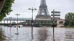 La crue de1910.du 20 janvier au 15 mars 1910, paris a les pieds dans l'eau. Direct Inondations A Paris La Seine Sur Le Point De Passer Le Pic De 1982