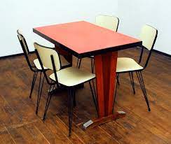 table dessus formica rouge pietement en chene et 4 chaises pieds tripodes disponibles chez cax formica bistrot 4 chaises art deco deco