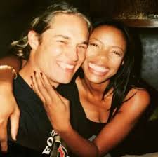 He has been in two celebrity relationships. Vikings Star Travis Fimmel Girlfriend Family Movies Net Worth Facts