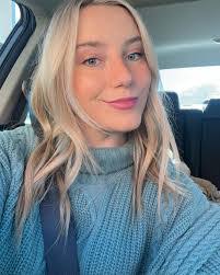 Alexis Carrier's Instagram, Twitter & Facebook