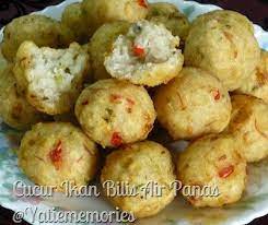 Apabila tepung masak dan pekat tolak ketepi dan gaul lagi bahagian tepung yang belum digaulkan. Cucur Cekodok Ikan Bilis Air Panas Food Recipes Asian Recipes