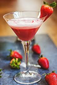 Quattro cocktail alcolici a base di frutta, adattai anche a chi segue un'alimentazione vegana cocktail di frutta vegani per l'estate, creati a partire da ingredienti naturali e con alcolici che non siano entrati. Brunilde Cocktail Aperitivo Alcolico Alla Frutta Con Fragola Finocchio Mescal Aperitivo Fragole Cocktail