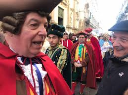 Invita il destinatario a mascherarsi per carnevale, magari scegliendo il costume del gianduia. Il Corteo Di Gianduia In Via Garibaldi La Repubblica