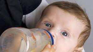 Da kuhmilch (auch fettarme milch) im verhältnis zu muttermilch/anfangsmilch sehr viel eiweiß enthält, sollte dein baby ab beikostreife sehr langsam an milch/milchprodukte herangeführt werden. Ab Dem Sechsten Monat Durfen Babys Kuhmilch Bekommen Leben