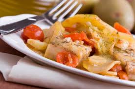 Trasferisci la pirofila in forno, già caldo, a 180 gradi e cuoci i filetti per 15 minuti. Pesce Al Forno Ginger Tomato