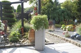 Pflanzkubel Betonoptik Grau Im Garten Hubsch Bepflanzt Weitere Pflanzkubel Beton Finden Sie Unter Https Ww Garten Bepflanzen Pflanzen Pflanzkubel Betonoptik