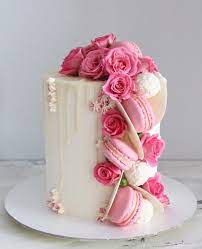 Schoner Weisser Tropfenfangerkuchen Geschmuckt Mit Rosa Blumen Und Macarons Lynette In 2021 Rose Cake Macaron Cake Drip Cakes